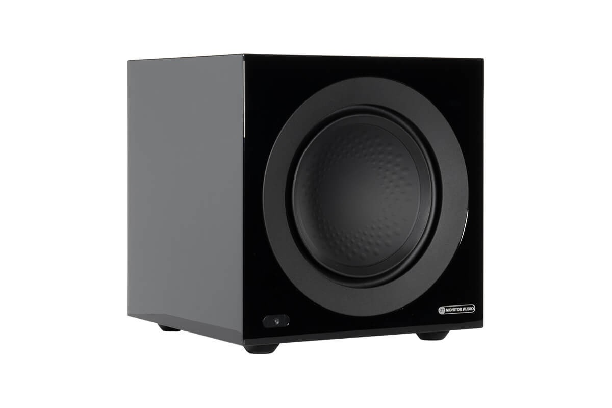 Subwoofer nero lucido di tre quarti, altoparlante a vista