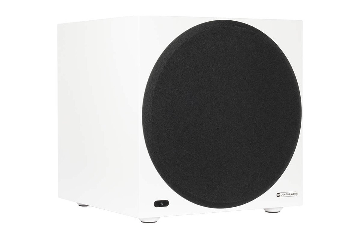 Seidenmatt weisser Subwoofer in Dreiviertelansicht mit Blende