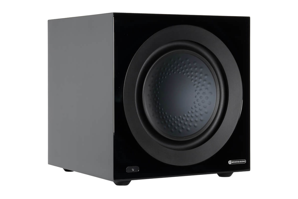 Hochglanz schwarzer Subwoofer in Dreiviertelansicht, Treiber sichtbar