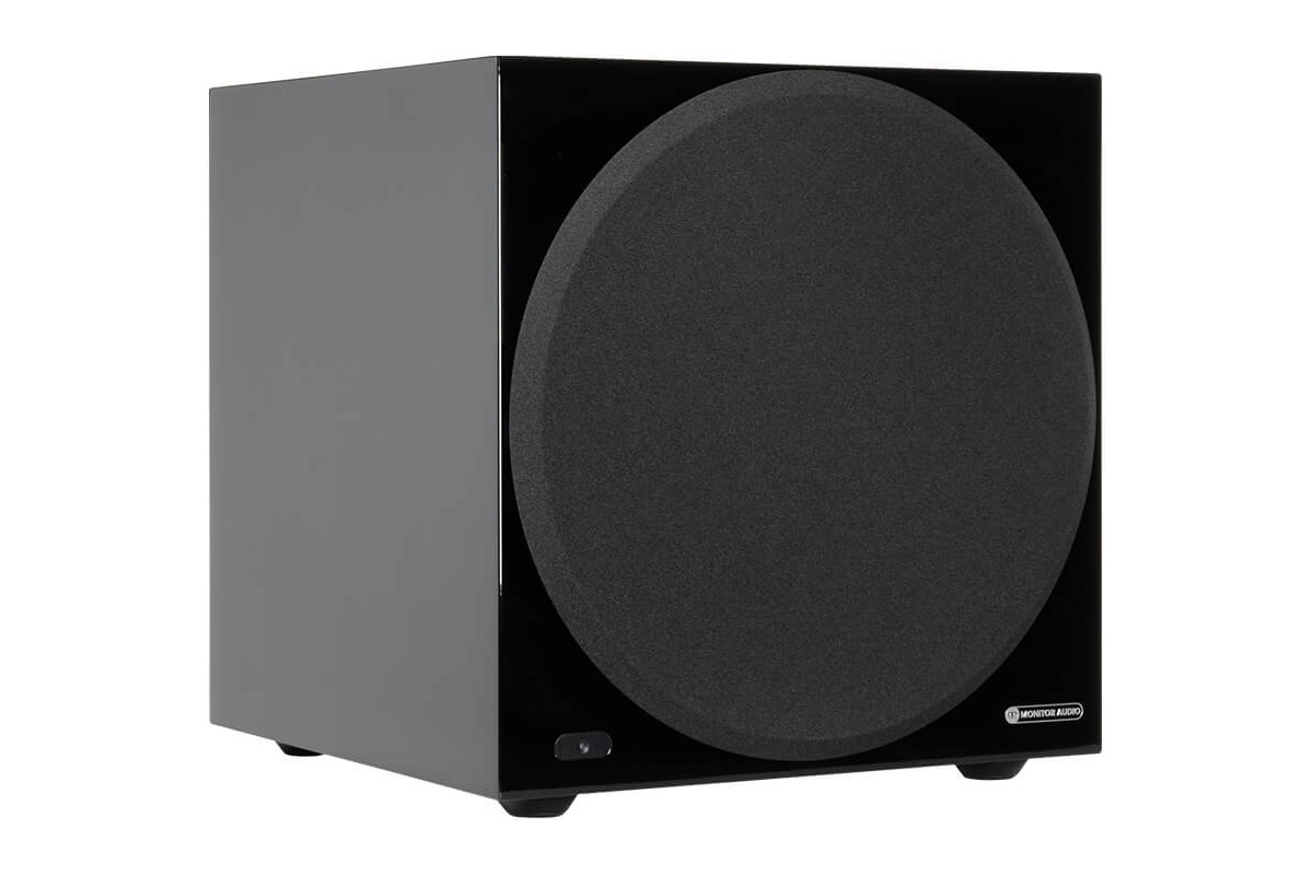 Hochglanzschwarzer Subwoofer, Dreiviertelansicht mit Abdeckung