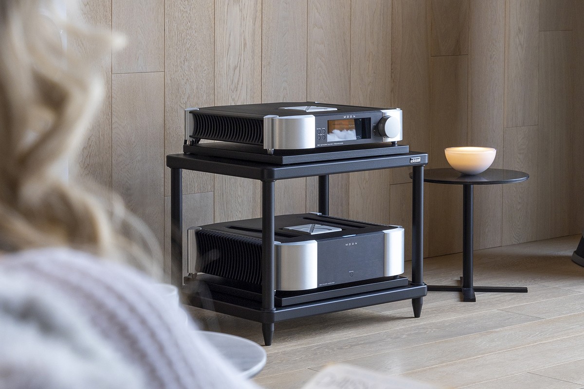 Lecteur réseau et préamplificateur Moon 791 dans une installation stéréo