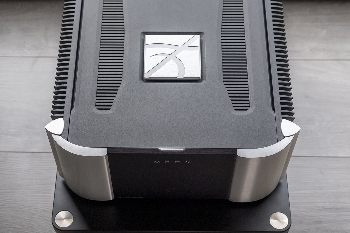 Amplificatore di potenza Moon 861 installato in una sala di ascolto