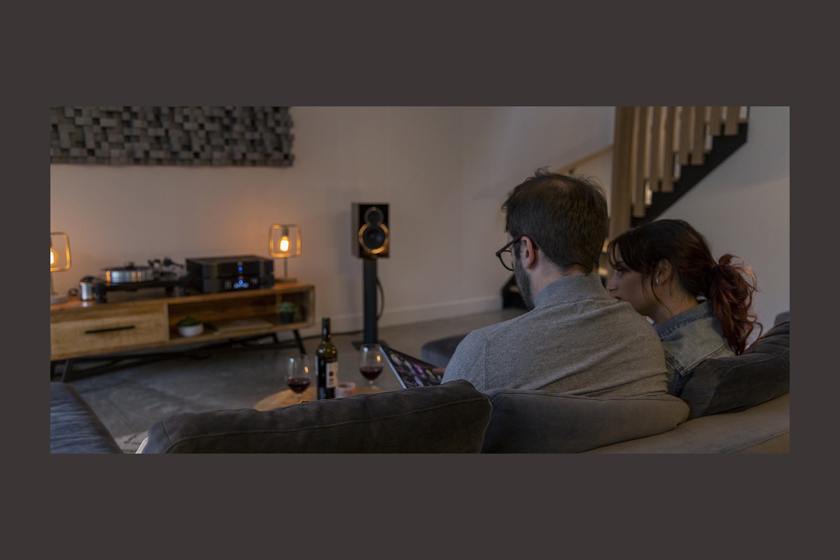 Enceinte installée sur son pied