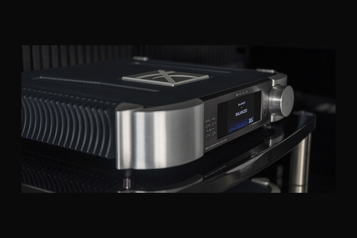 Ensemble North Collection sur un meuble hi-fi