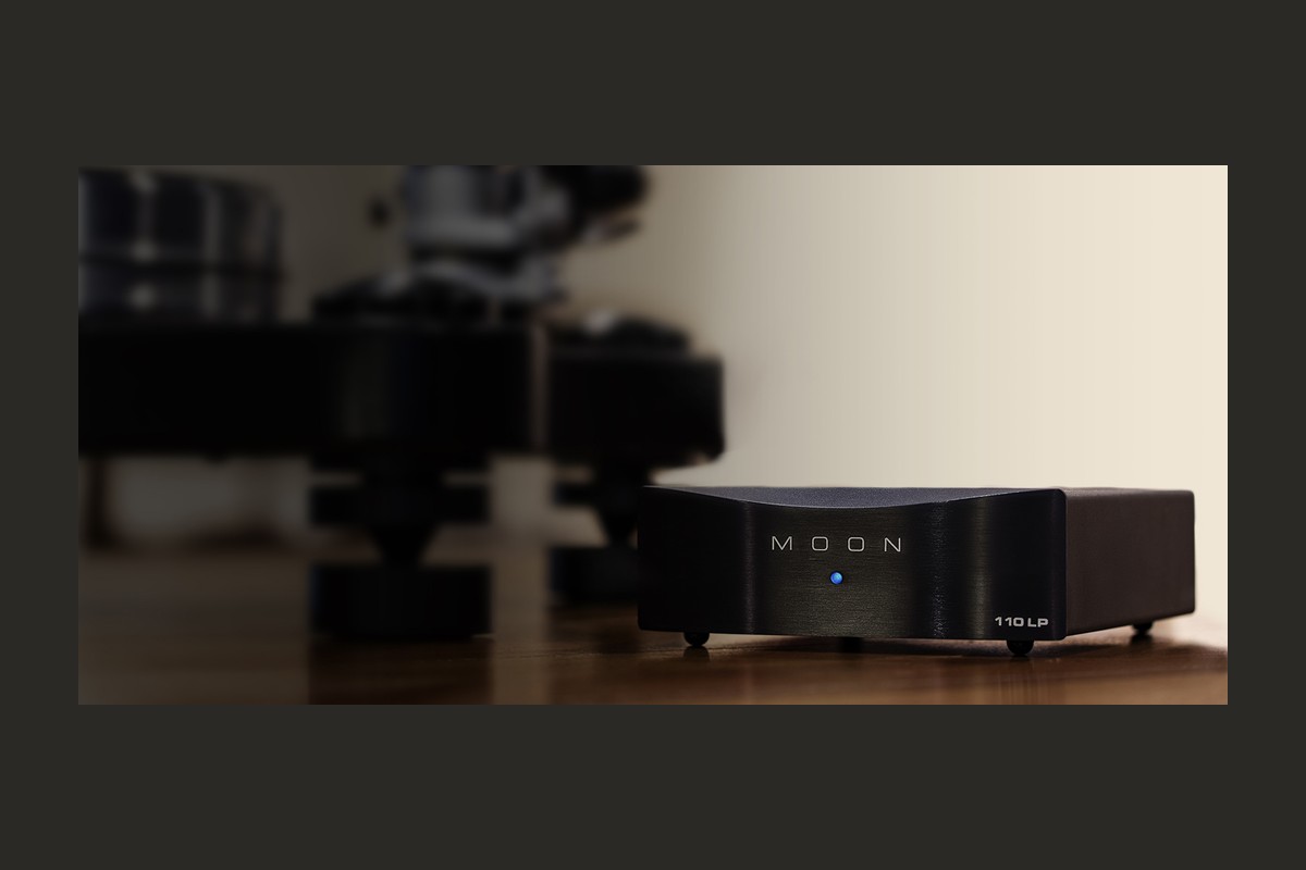 Préamplificateur phono Moon 110LP v2 sur une étagère