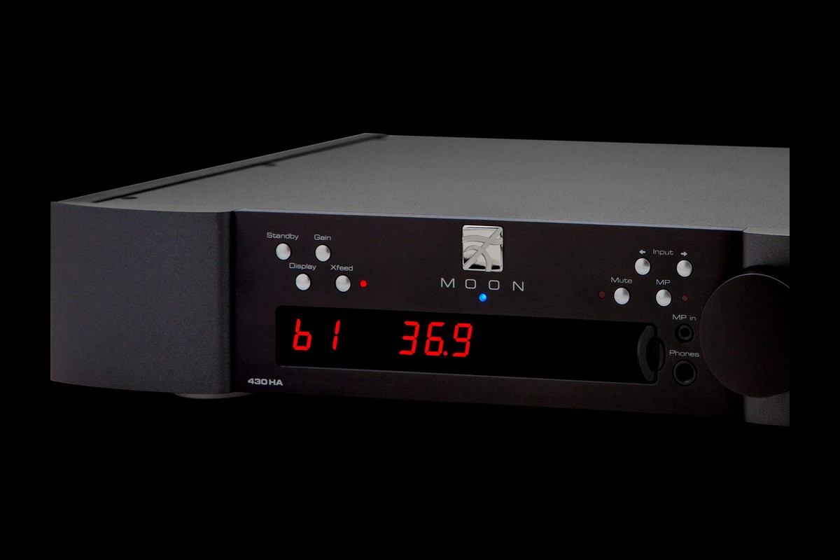 Amplificateur pour casque Moon 430HA sur un bureau
