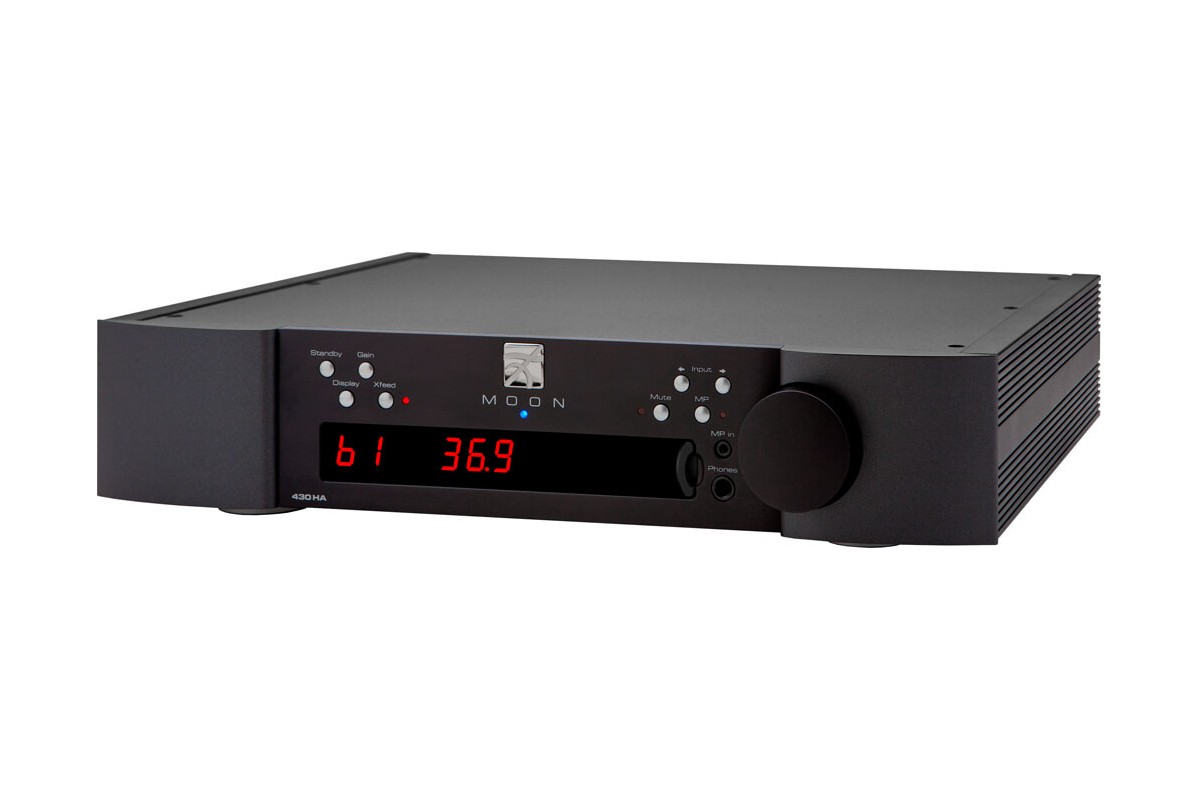 Sorties casque en façade derrière leur vitrine