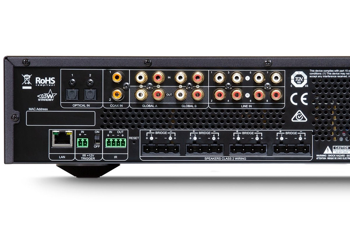 Anschlüsse hinten: LAN-Port, 12-V-Trigger, IR, optische und koaxiale Eingänge