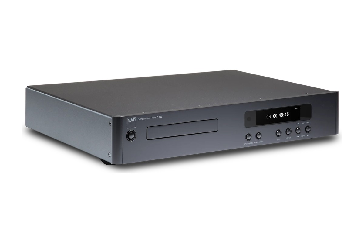 NAD C 569 visto di tre quarti, con il display acceso