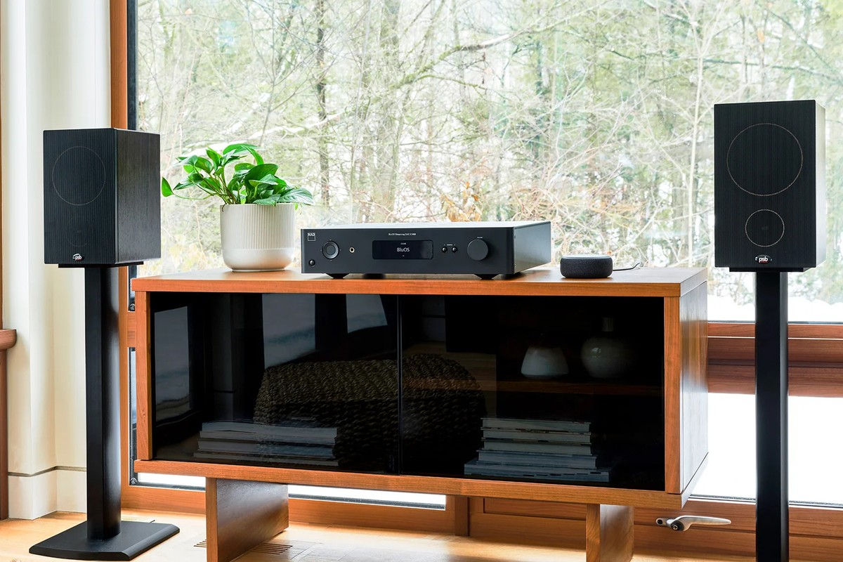 Preamplificatore su un mobile in legno tra due diffusori su supporti