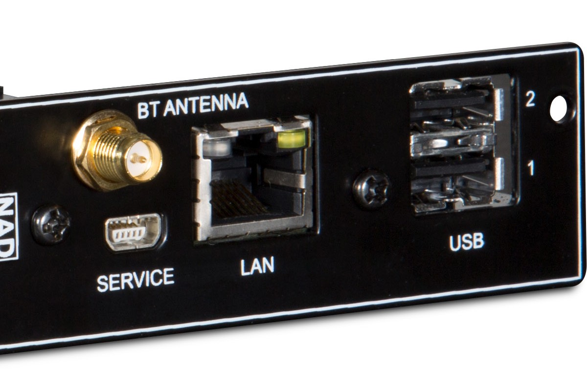 Bluetooth-Antenne, LAN-Anschluss und zwei USB-A-Anschlüsse auf der Modulblende
