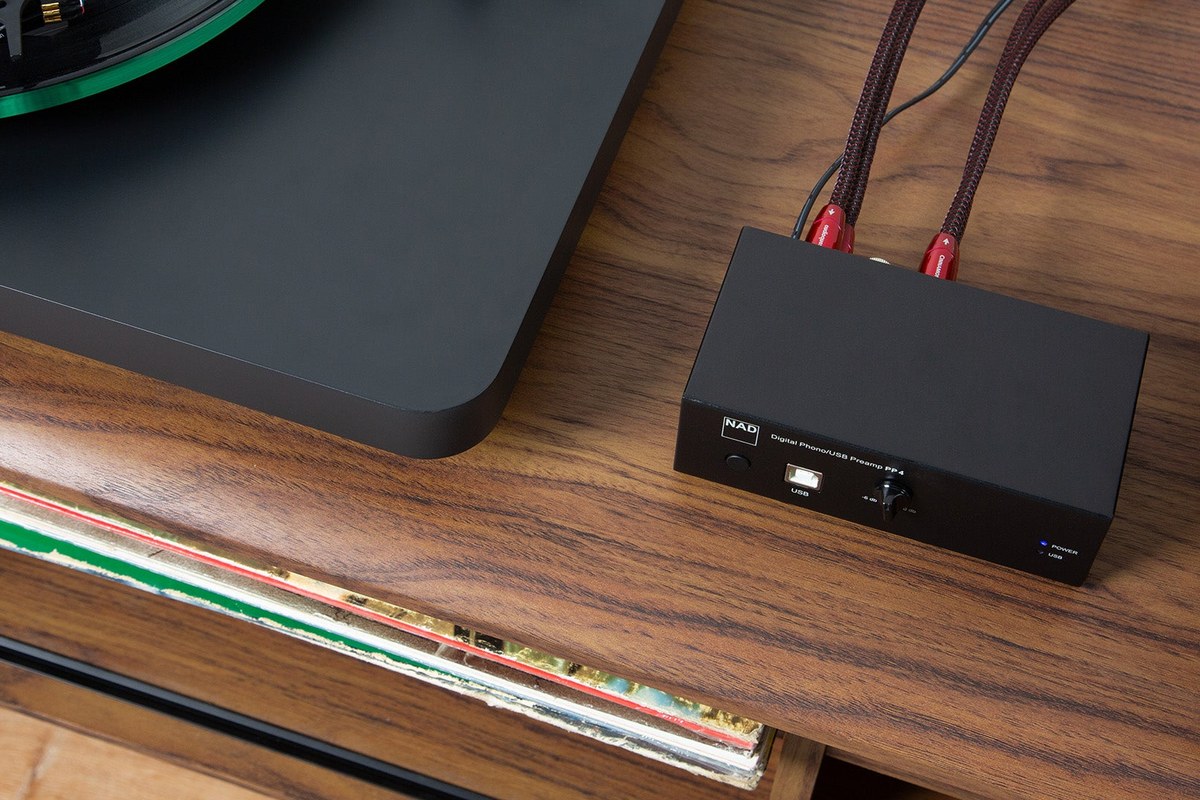Phono-Vorverstärker neben einem Plattenspieler, Cinch-Kabel hinten angeschlossen