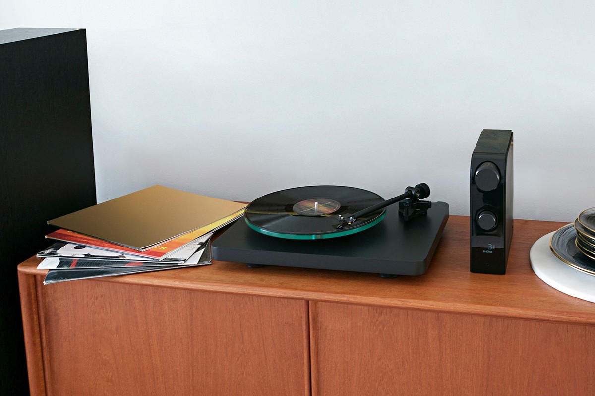 Installation hi-fi avec platine vinyle et enceintes colonne