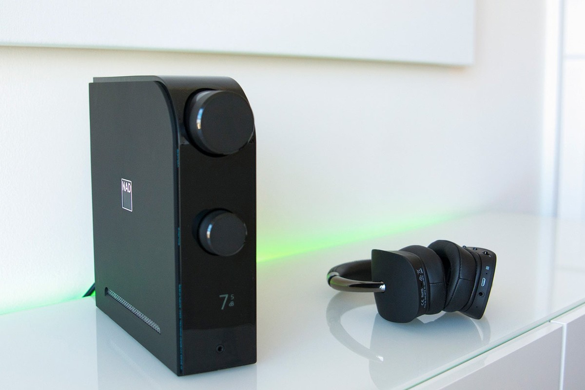 Système d'écoute au casque posé sur un meuble