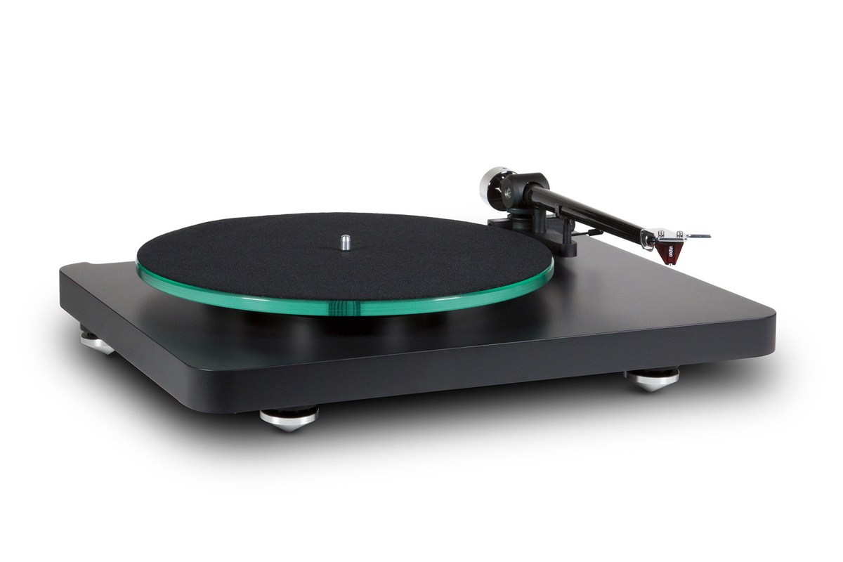Black turntable in three-quarter view without cover, carbon fibre tonearm and glass platter