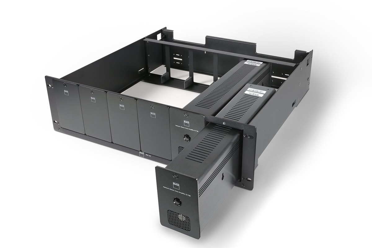 Châssis rack RM 720 garni de modules, l'un à moitié inséré