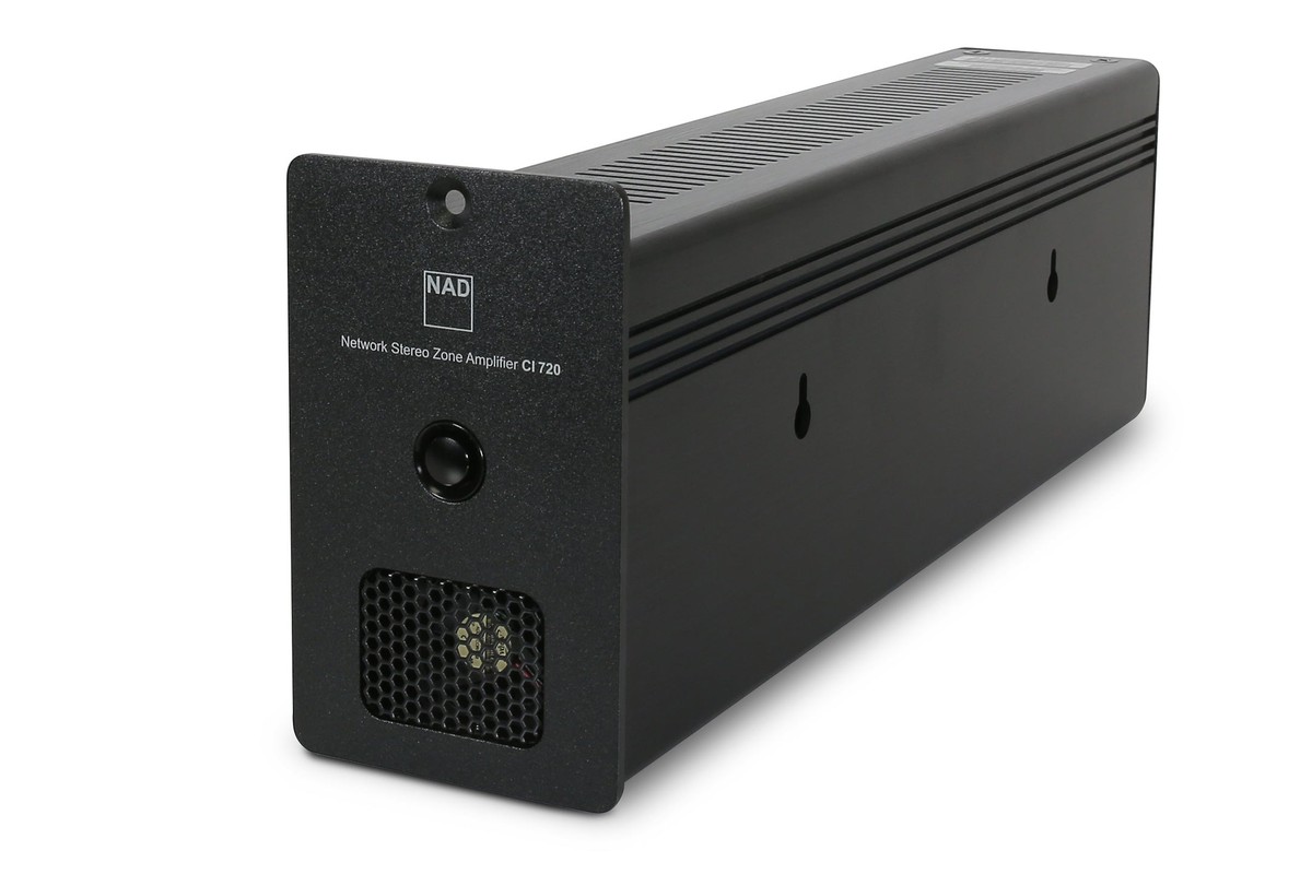 Module d'amplification noir vu de trois quarts, façade avec voyant et grille d'aération