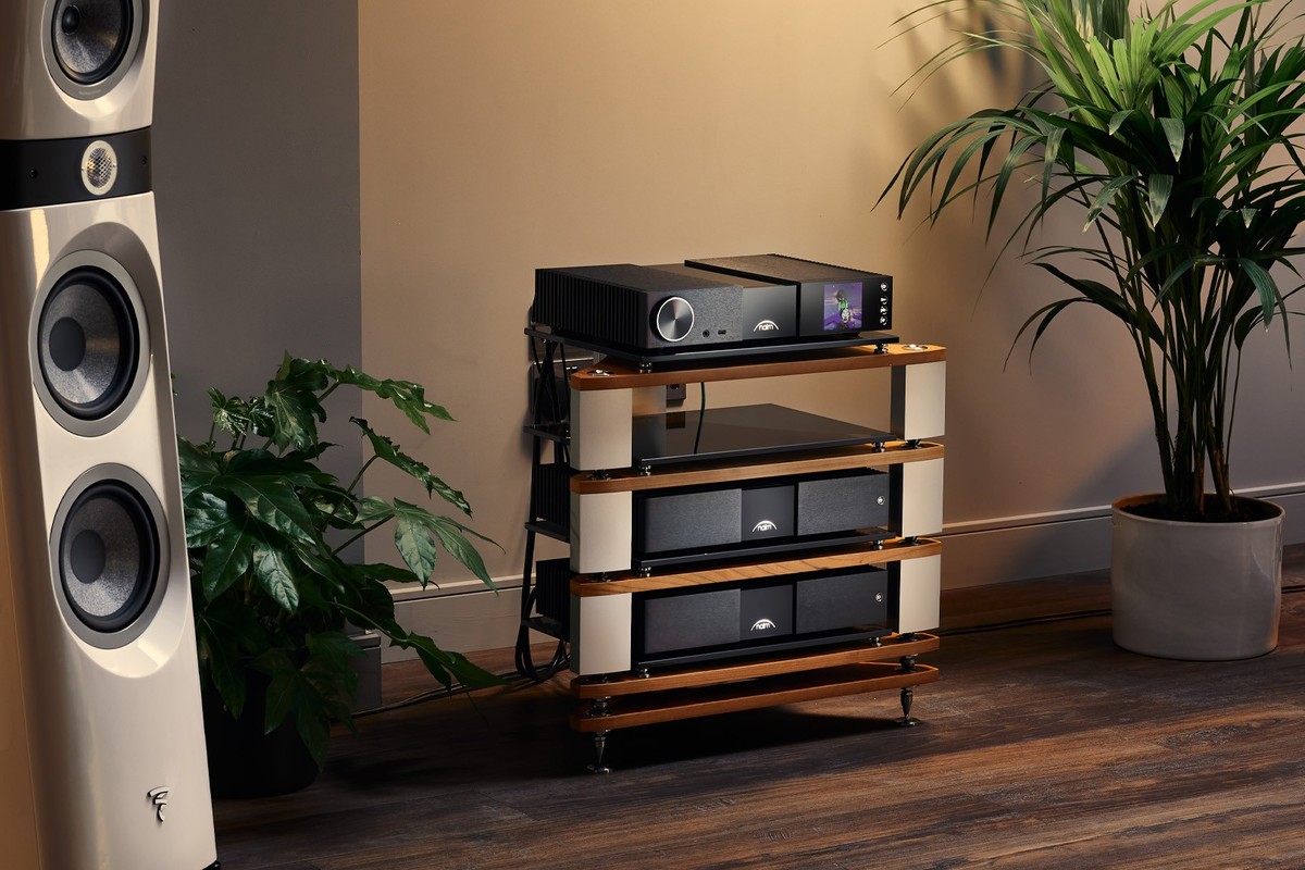 Preamplifier-Streamer Naim New Classic NSC 222 on a Hi-Fi cabinet