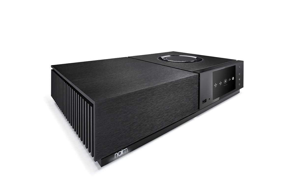 Naim Uniti Nova vu de trois quarts avec ses flancs à ailettes