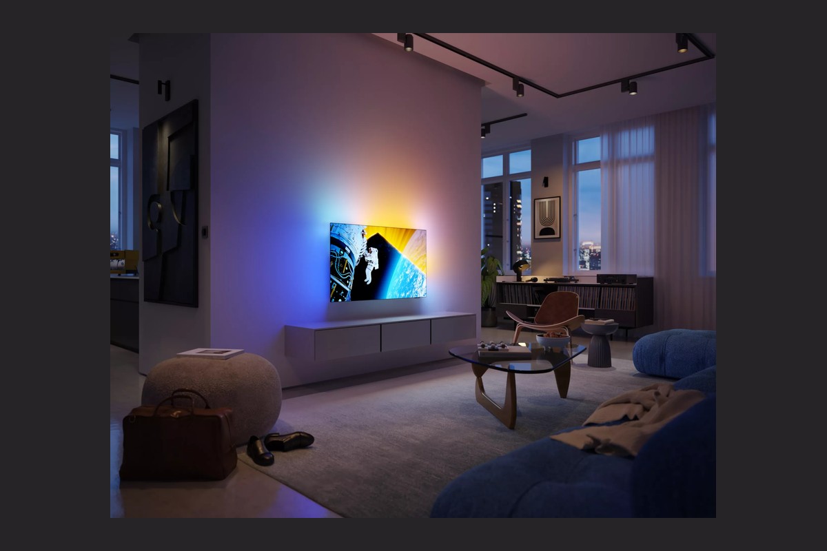 Téléviseur OLED installé dans un salon sombre
