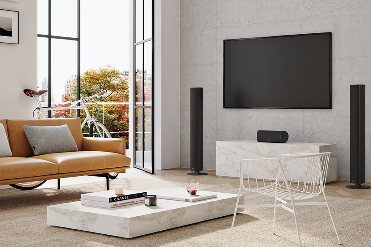 Paire d'enceintes colonnes sans fil Piega Ace 50 Wireless dans un salon