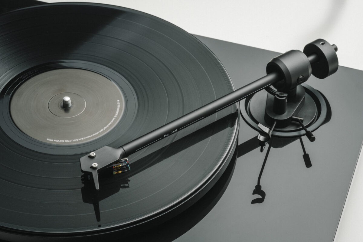 Bras de lecture et cellule posés sur un disque noir