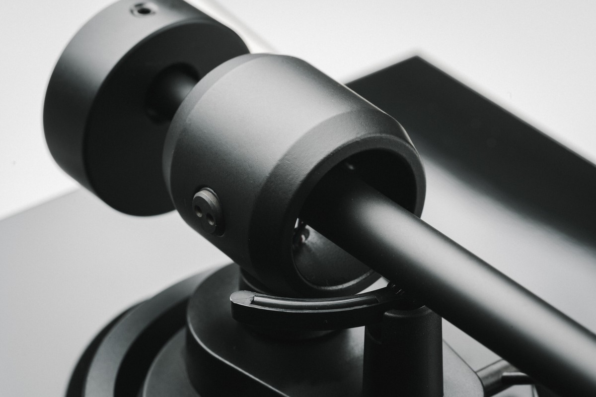 Close-up of the tonearm pivot
