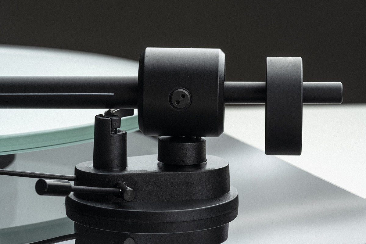 Close-up of the aluminium arm and counterweight