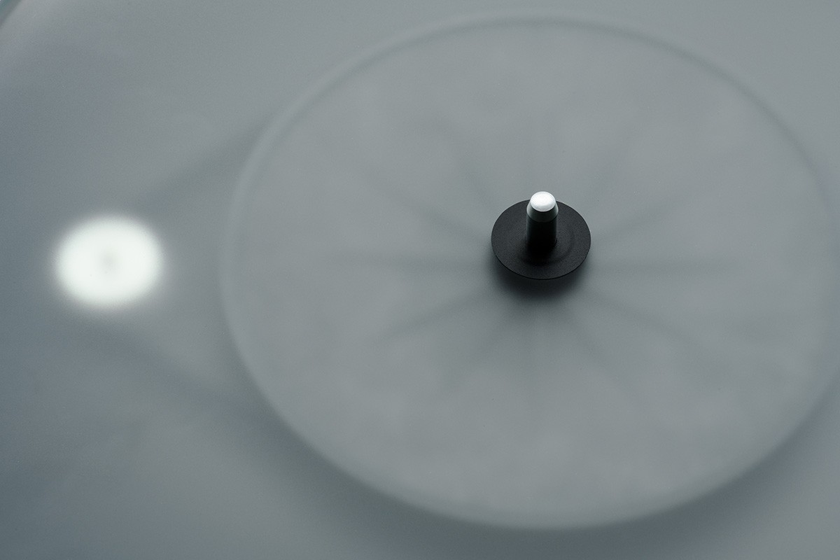 Blasted-glass platter and centre spindle