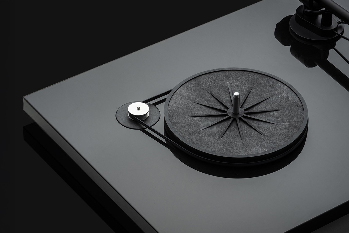 Sub-platter and belt on a black plinth