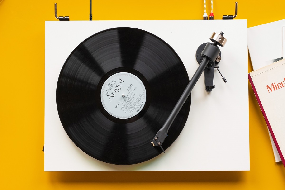 Platine blanche vue de dessus sur un meuble jaune