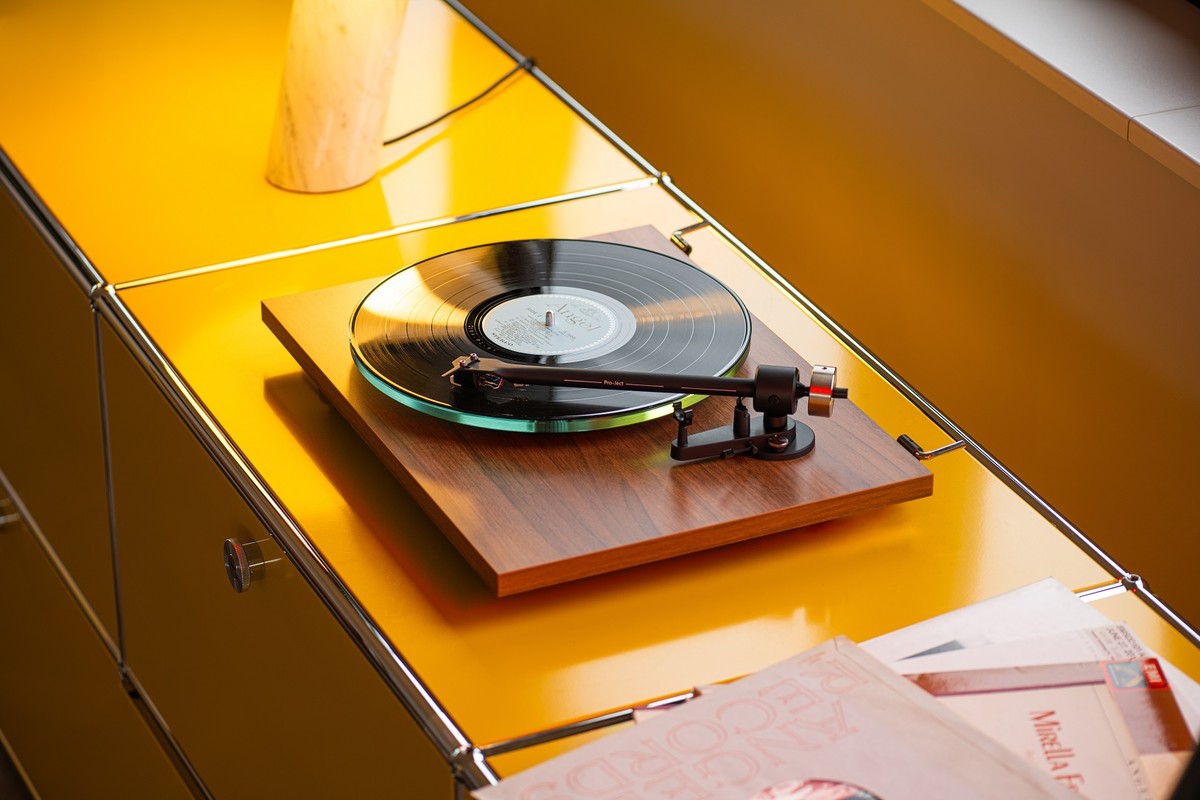 Platine en noyer sur un meuble jaune