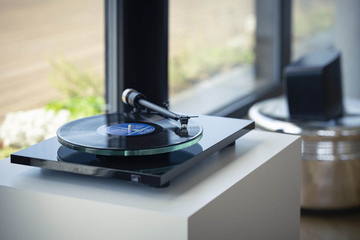 Platine noire sur un socle blanc à la lumière du jour