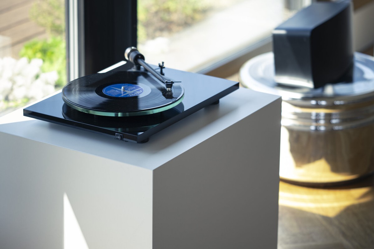 Platine noire posée sur un socle blanc