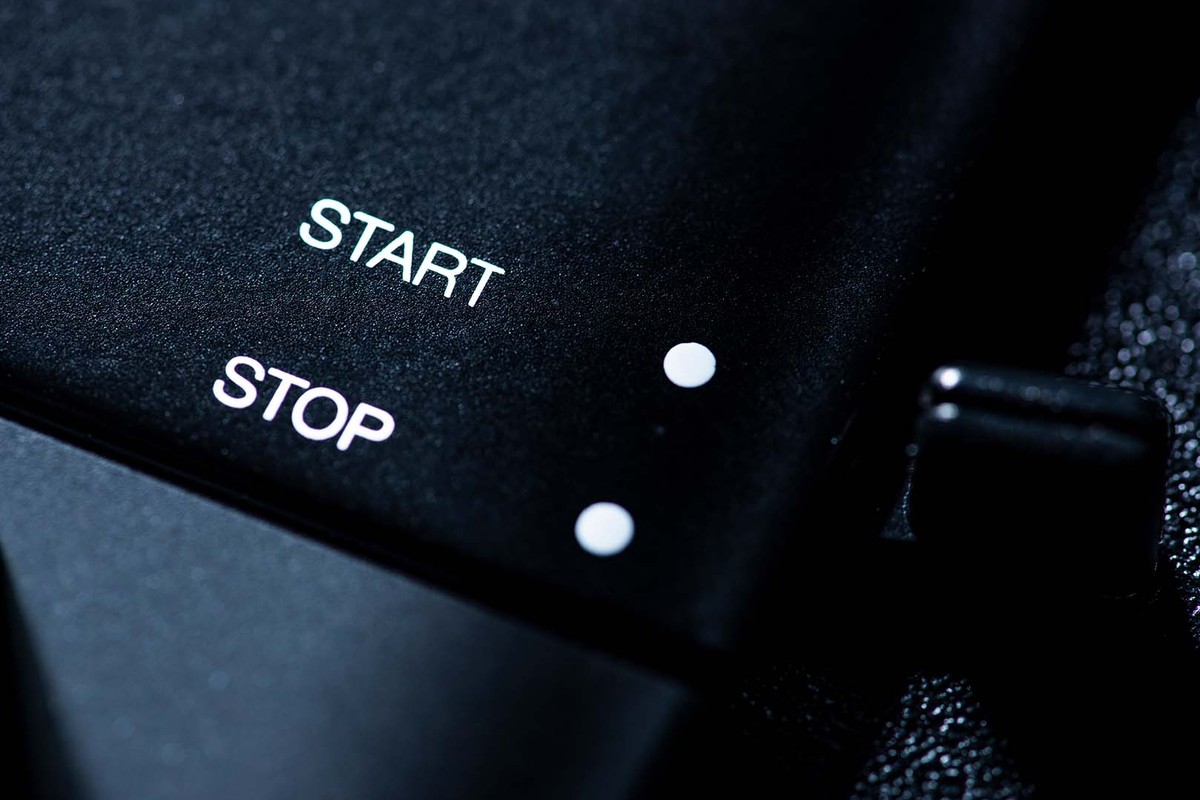 Tasten START und STOP auf dem schwarzen Chassis