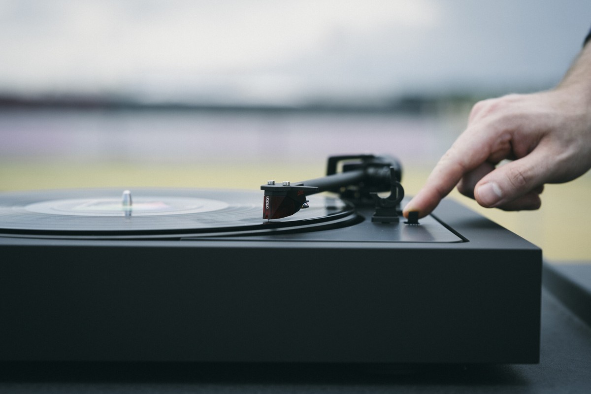 Doigt appuyant sur la commande de la platine