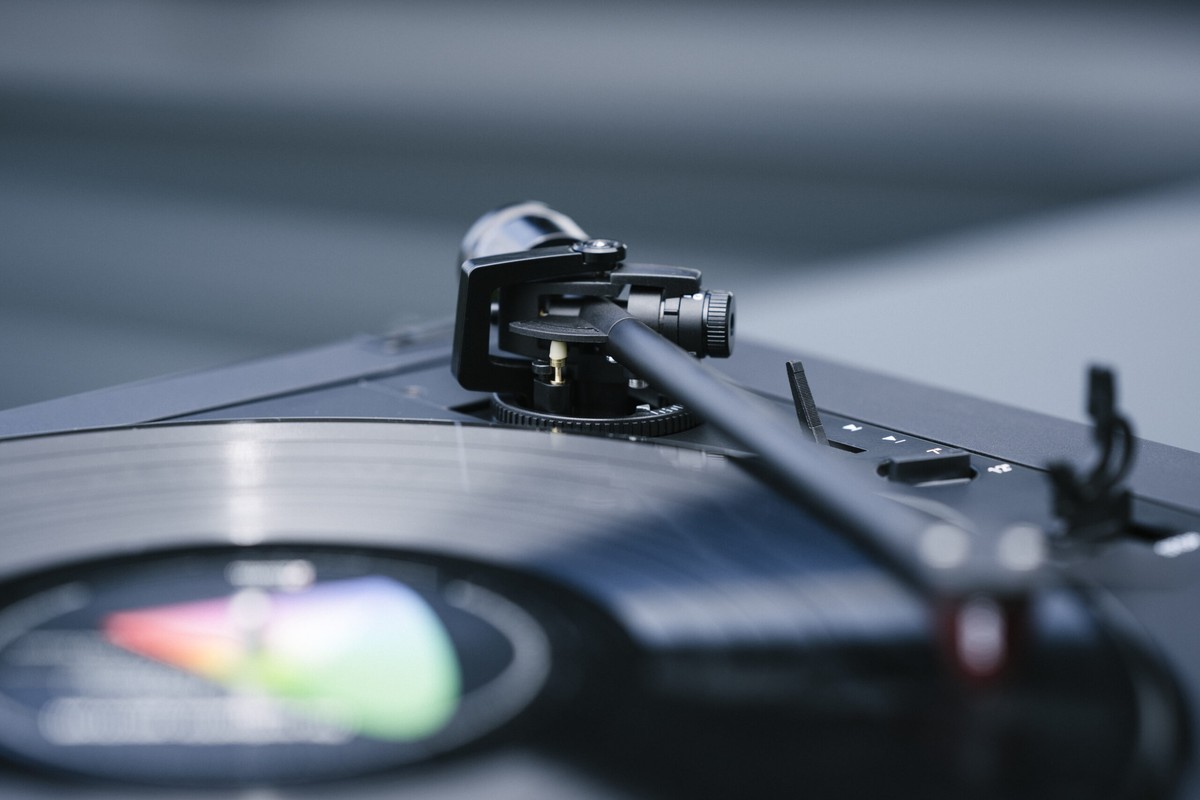 Bras de lecture et cellule rouge sur un disque
