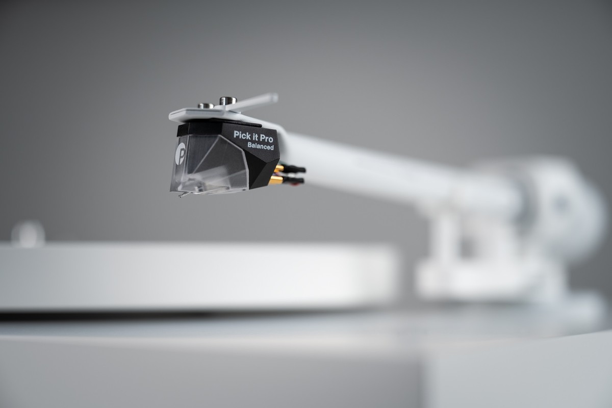 Cartridge fitted at the end of the white arm