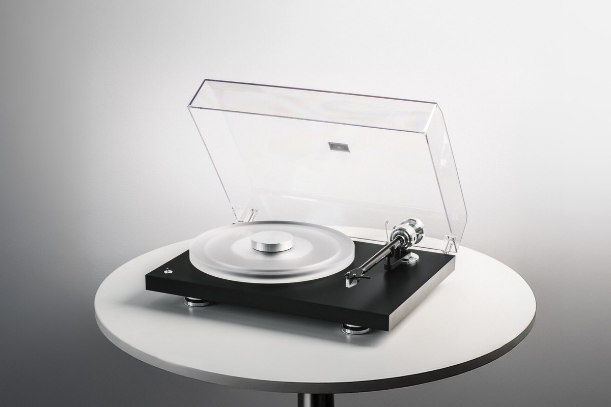 Platine noire avec capot sur un socle blanc