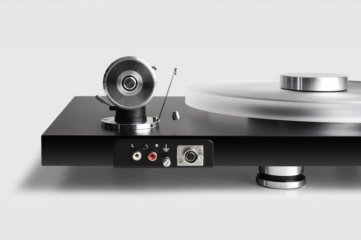 Face arrière avec sorties RCA et mini XLR