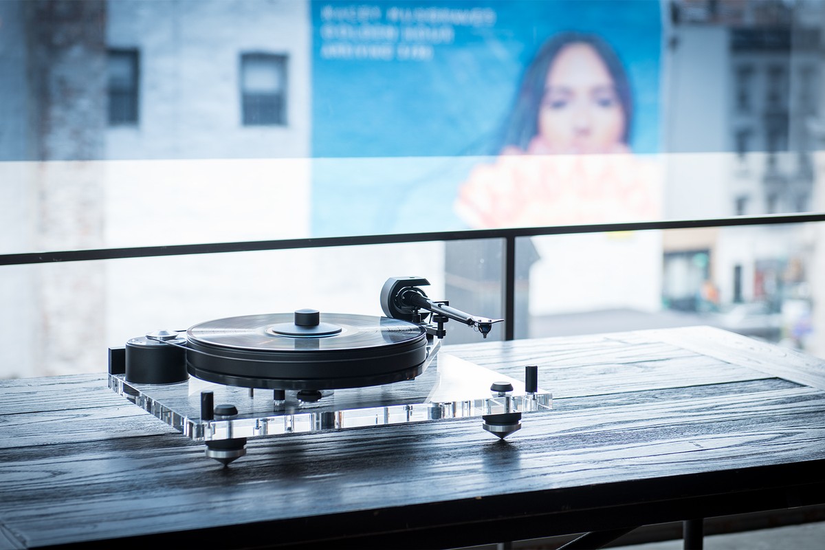 Platine transparente sur une table près d'une vitrine