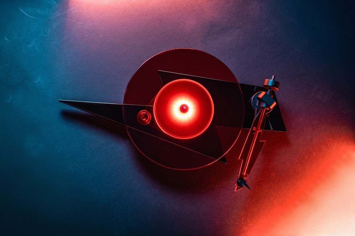Platine éclairée en rouge sur fond bleu