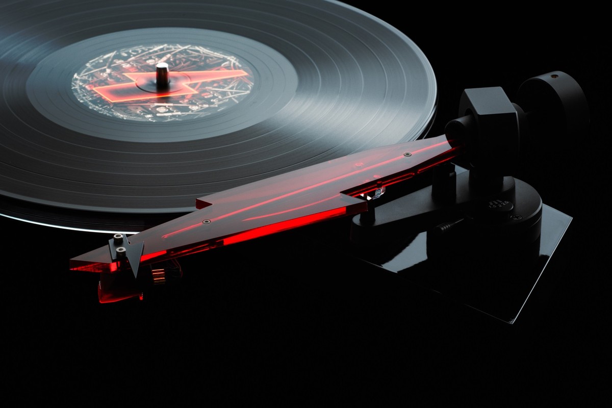Bras rouge translucide au-dessus d'un disque
