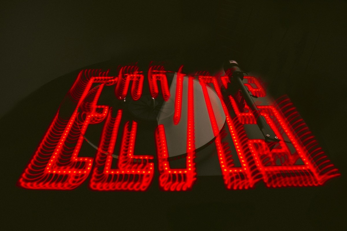 Logo lumineux rouge sous le plateau en verre