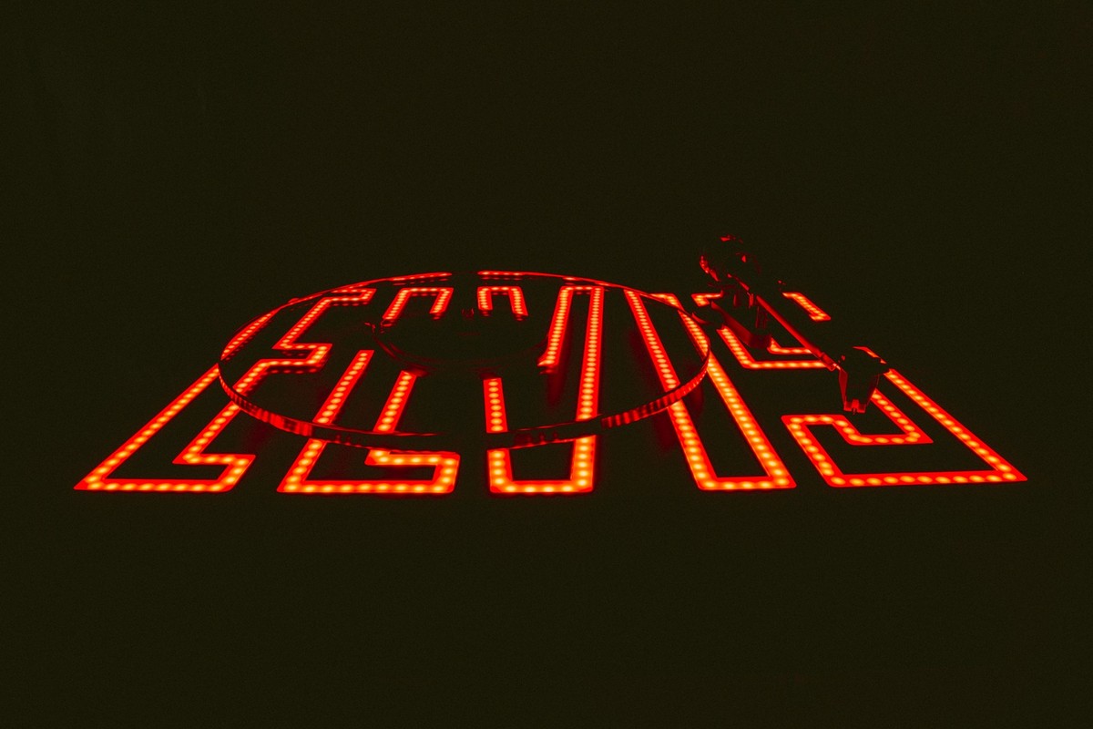 Lettres lumineuses rouges vues de côté