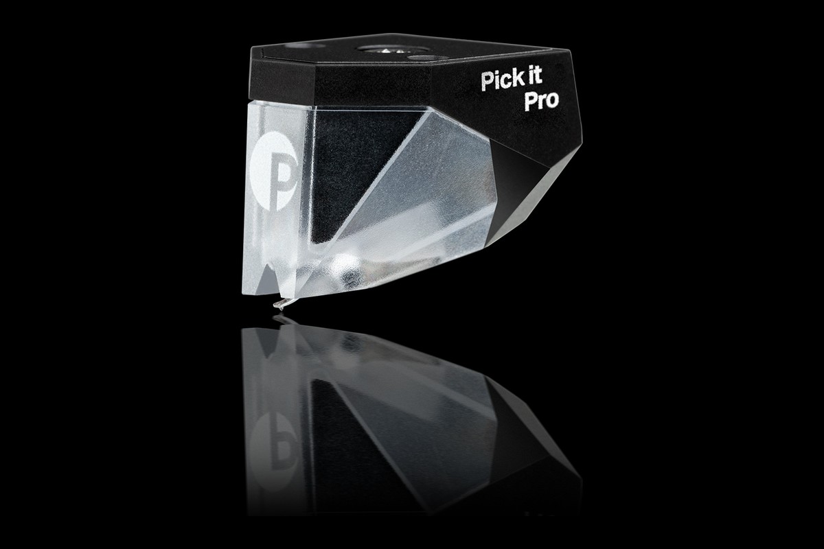 Cartridge with a clear and black body seen from three quarters