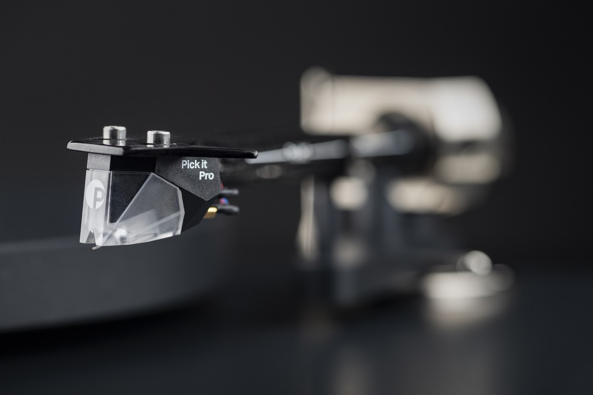 Close view of the transparent cartridge above the record