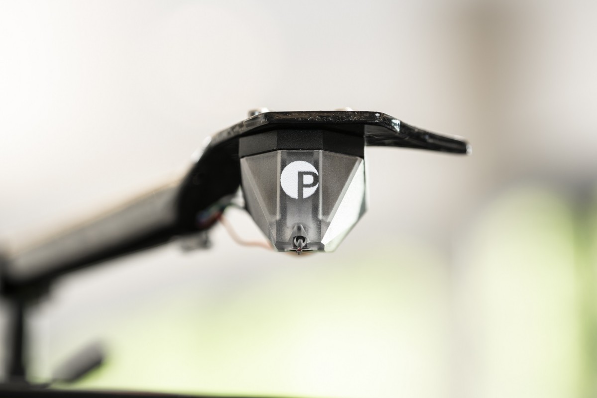 Transparent cartridge under the tonearm, light background