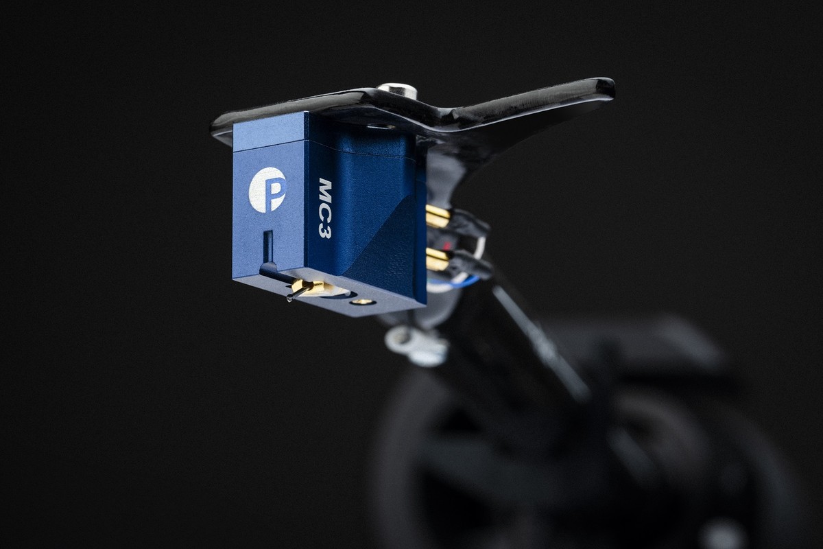 Blauer Moving-Coil-Tonabnehmer an einem schwarzen Tonarm