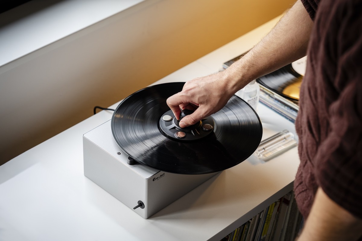 Mano che posa il clamp magnetico su un disco